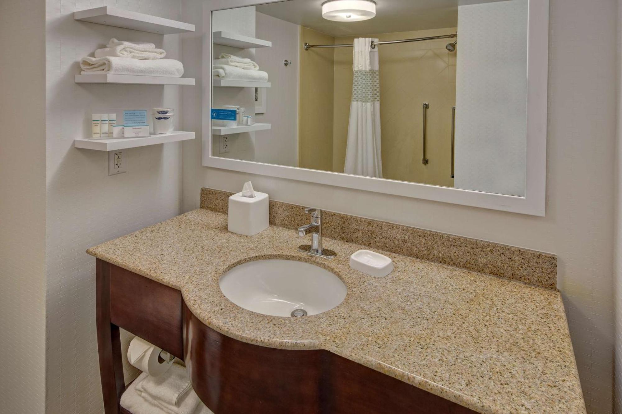 Hampton Inn Дън Екстериор снимка