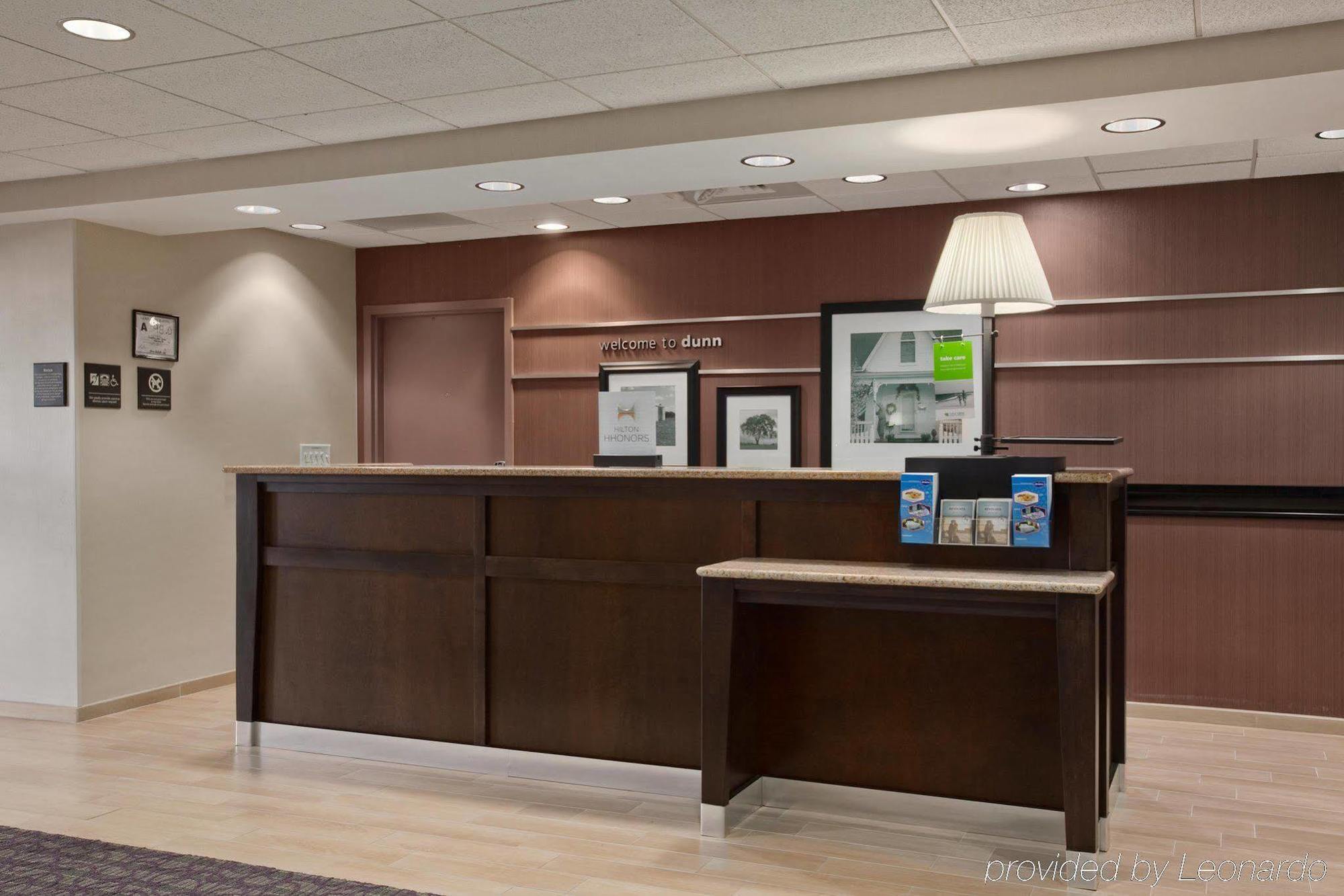 Hampton Inn Дън Екстериор снимка